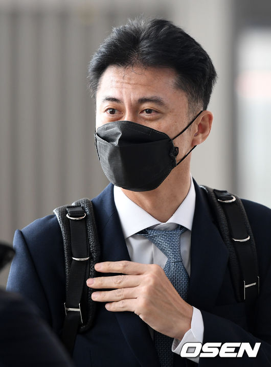 키움 손혁 감독을 비롯한 코치진이 29일 전지훈련을 위해 인천국제공항을 통해 대만 가오슝으로 출국했다.키움 손혁 감독이 인터뷰를 하고 있다. /sunday@osen.co.kr