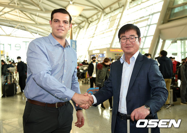 LG 트윈스 선수단이 29일 전지훈련을 위해 인천국제공항을 통해 호주 시드니로 출국했다.출국에 앞서 LG 새 외국인 선수 라모스와 류중일 감독이 인사를 나누고 있다. /sunday@osen.co.kr