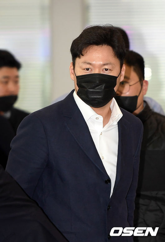 LG 트윈스 선수단이 29일 전지훈련을 위해 인천국제공항을 통해 호주 시드니로 출국했다.LG 차우찬이 출국장으로 이동하고 있다. /sunday@osen.co.kr