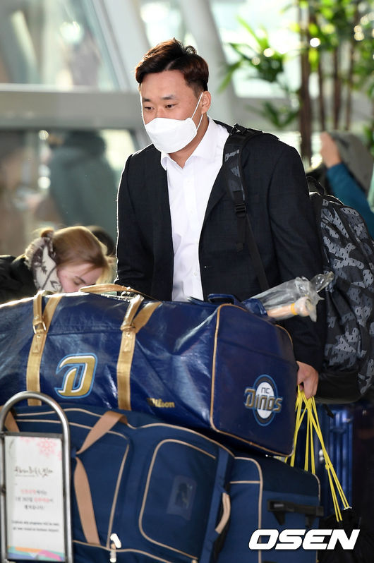 NC 다이노스 선수단이 29일 전지훈련을 위해 인천국제공항을 통해 미국 애리조나로 출국했다.NC 김태군이 출국장으로 향하고 있다. /sunday@osen.co.kr