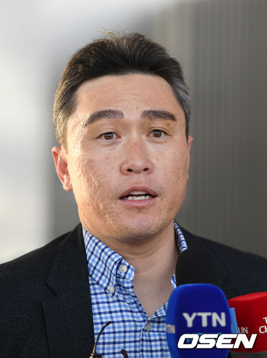 NC 다이노스 선수단이 29일 전지훈련을 위해 인천국제공항을 통해 미국 애리조나로 출국했다.NC 이동욱 감독이 인터뷰를 하고 있다. /sunday@osen.co.kr