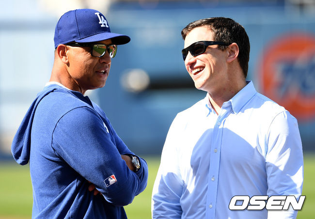 다저스 데이브 로버츠 감독(왼쪽)과 앤드류 프리드먼 야구부문 사장이 대화를 나누고 있다. /dreamer@osen.co.kr