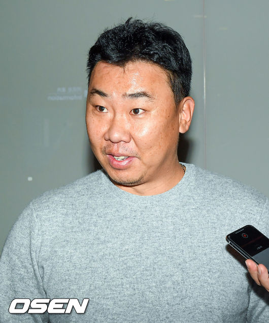 필라델피아 필리스 코치연수 떠나는 이범호가 인터뷰를 하고 있다. 이범호는 이날 KIA 선수단과 함께 출국해 이후 필라델피아 스프링캠프에 합류한다. / soul1014@osen.co.kr