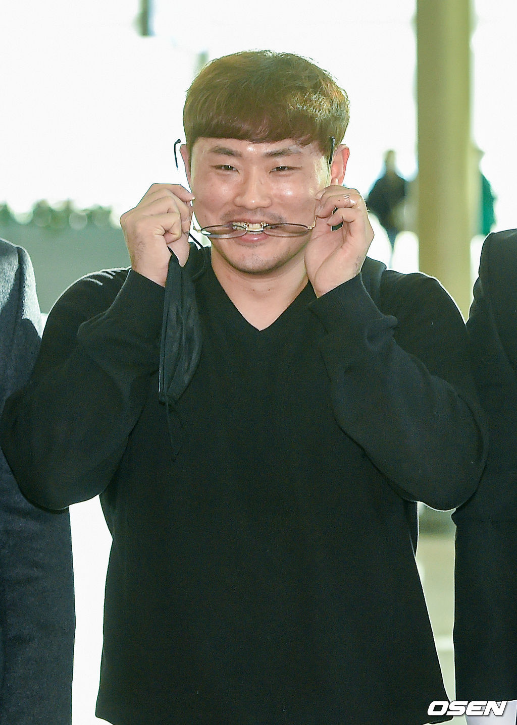 이지영이 안경을 고쳐 쓰고 있다./ soul1014@osen.co.kr