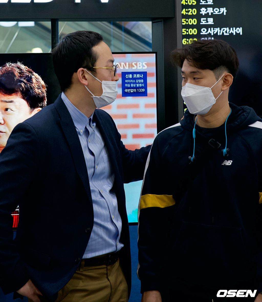 롯데 외국인 코치 통역으로 합류하게 된 김민 전 SK 매니저(왼쪽) /jhrae@osen.co.kr