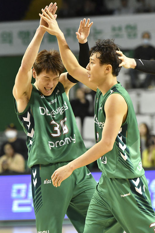 [사진]허웅(오른쪽)과 두경민 /KBL 제공