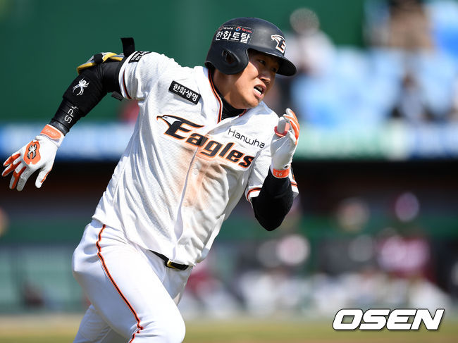 한화 하주석이 우중월 솔로 홈런을 치고 그라운드를 돌고 있다./sunday@osen.co.kr