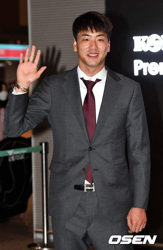 김광현이 출국을 앞두고 포즈를 취하고 있다. /dreamer@osen.co.kr