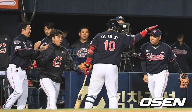 6회말 2사 2루 상황 두산 대타 국해성의 파울 플라이 때 롯데 3루수 한동희가 몸을 날려 공을 잡은 뒤 이대호를 비롯한 동료들과 인사를 나누고 있다. /dreamer@osen.co.kr