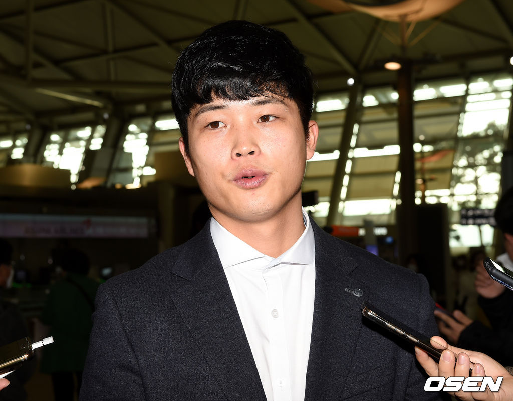 키움으로 이적한 박준태가 취재진과 인터뷰를 하고 있다. /dreamer@osen.co.kr