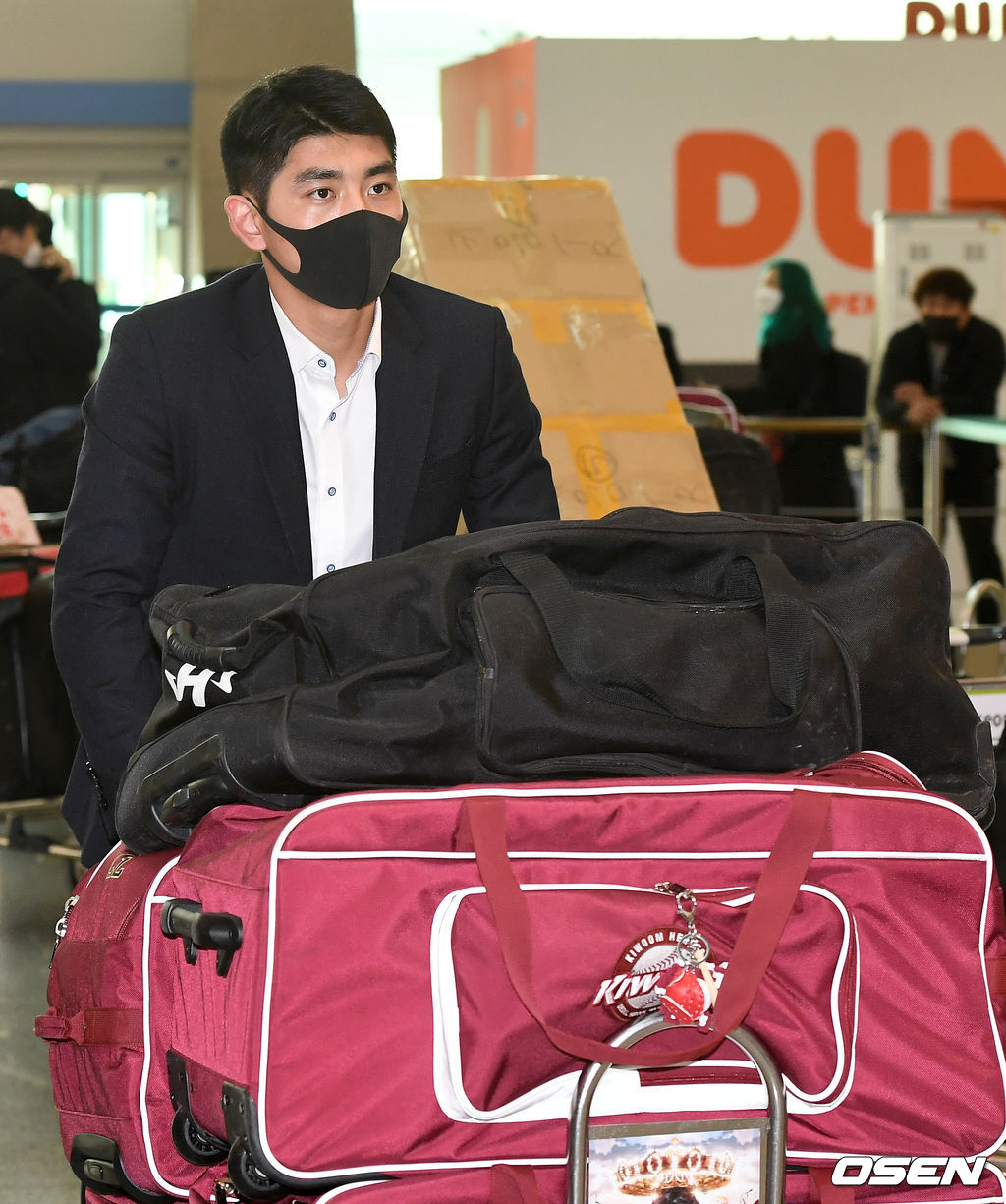 키움 이정후가 출국장으로 향하고 있다. /dreamer@osen.co.kr