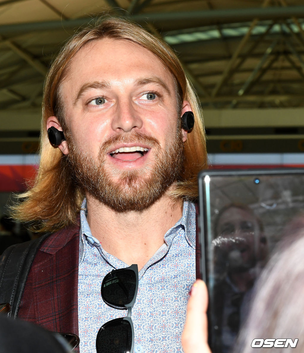 키움 새 외국인 타자 테일러 모터가 취재진과 인터뷰를 하고 있다. /dreamer@osen.co.kr