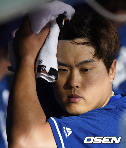 경기에 앞서 류현진이 더그아웃에서 땀을 닦고 있다. /jpnews@osen.co.kr
