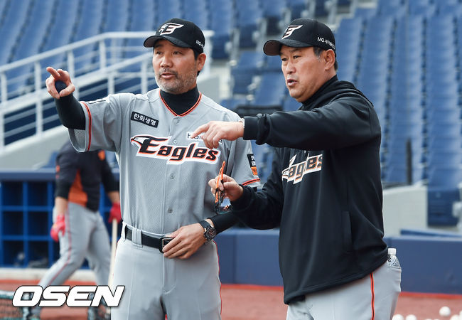 한화 한용덕 감독과 장종훈 수석코치가 이야기를 나누고 있다. / soul1014@osen.co.kr