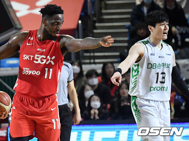 1일 오후 서울 잠실학생체육관에서 ‘2019-2020 현대모비스 프로농구’ 서울 SK 나이츠와 원주 DB 프로미의 경기가 열렸다.4세트 SK 워니, DB 윤호영이 심판에게 판정을 어필하고 있다. /cej@osen.co.kr