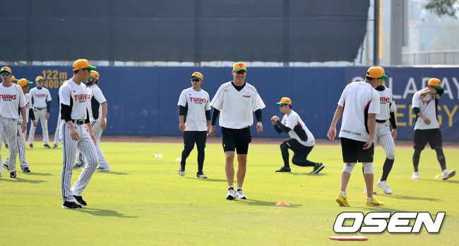 LG 트윈스의 2020 스프링캠프가 2일(한국시간) 호주 시드니 블랙타운 인터내셔널 스포츠파크에서 진행됐다.훈련에 앞서 LG 선수들이 스트레칭을 하고 있다. /sunday@osen.co.kr