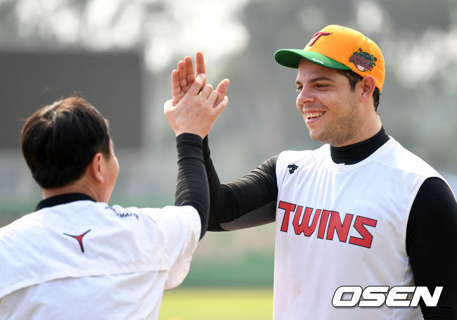 LG 트윈스의 2020 스프링캠프가 2일(한국시간) 호주 시드니 블랙타운 인터내셔널 스포츠파크에서 진행됐다. LG 라모스가 유지현 수석코치와 하이파이브를 하고 있다. /sunday@osen.co.kr