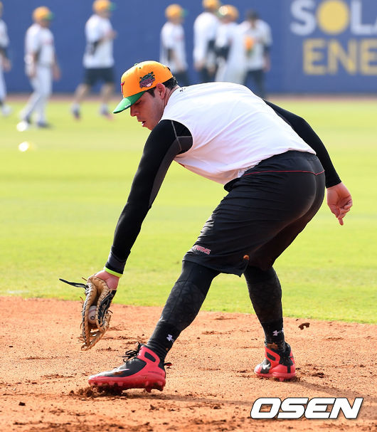 LG 라모스가 수비 훈련을 하고 있다. /sunday@osen.co.kr