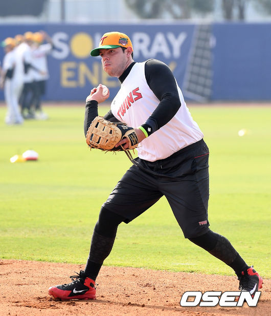 LG 라모스가 수비 훈련을 하고 있다. /sunday@osen.co.kr