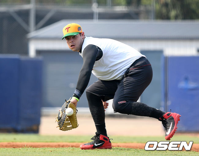 LG 라모스가 수비 훈련을 하고 있다. /sunday@osen.co.kr