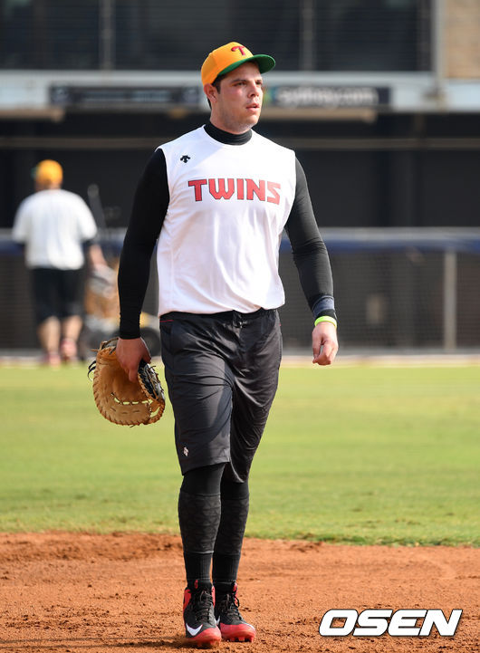 LG 라모스가 수비 훈련을 마치고 더그아웃으로 가고 있다. /sunday@osen.co.kr