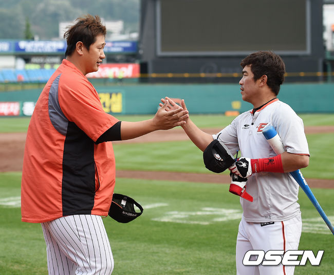 이대호와 정근우 /jpnews@osen.co.kr