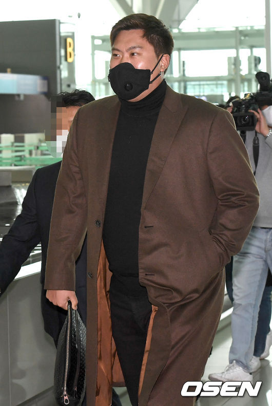 류현진이 공항으로 들어서고 있다. /dreamer@osen.co.kr