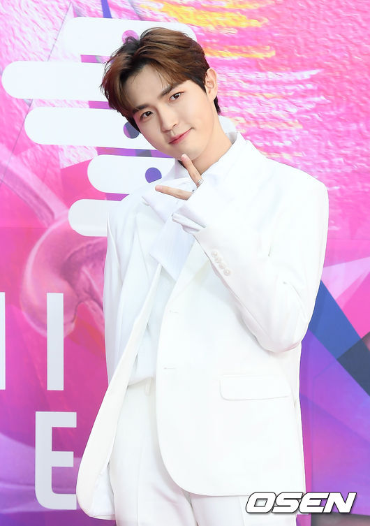 가수 김재환이 포즈를 취하고 있다. /cej@osen.co.kr