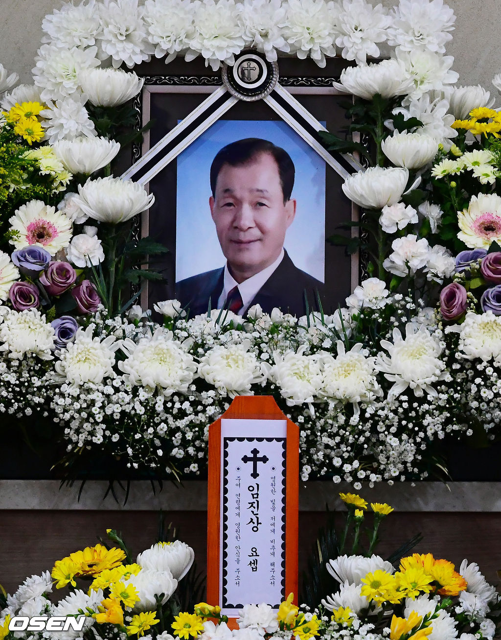 [OSEN=사진팀] < 사진=공동취재단 > 코미디언 임희춘 씨의 빈소가 2일 오후 인천 연수성당 장례식장에 마련됐다.