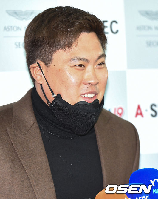 류현진이 출국을 앞두고 취재진과 인터뷰를 하고 있다. /dreamer@osen.co.kr