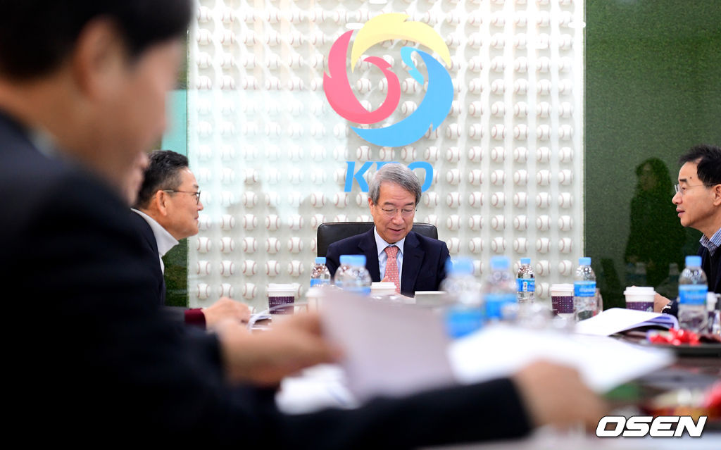 KBO 정운찬 총재와 10개 구단 사장들이 회의를 하고 있다. /jpnews@osen.co.kr