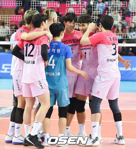 경기종료 후 승리를 거둔 우리카드 선수들이 기뻐하고 있다./soul1014@osen.co.kr