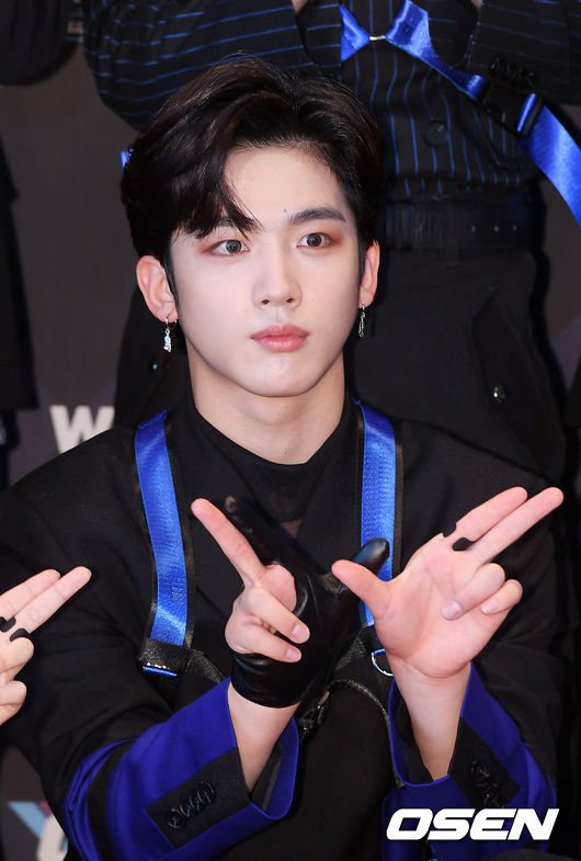 가수 엑스원(X1) 김요한이 엠카운트다운 포토월에서 포즈를 취하고 있다. / rumi@osen.co.kr