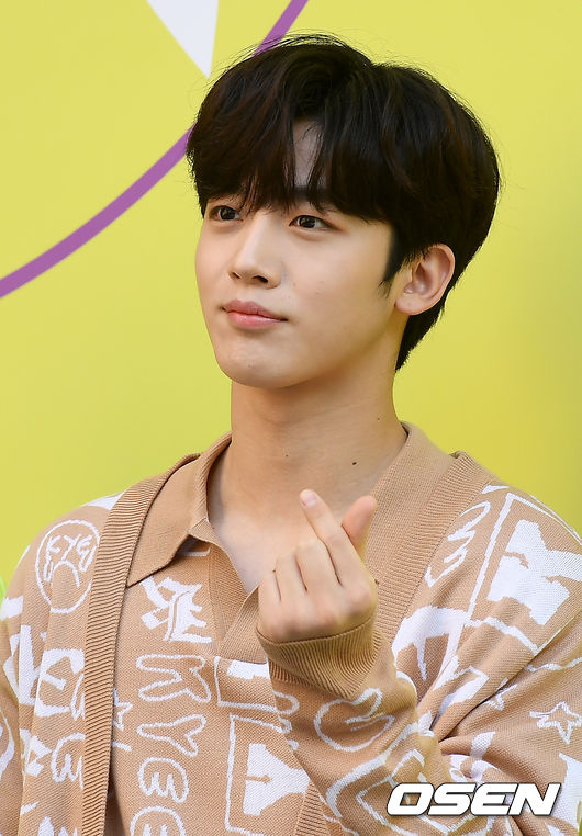 19일 서울 중구 동대문디자인플라자에서 '2020 S/S 서울패션위크 - 카이 컬렉션 포토월행사가 진행됐다.엑스원 김요한이 포토타임을 갖고 있다. /youngrae@osen.co.kr
