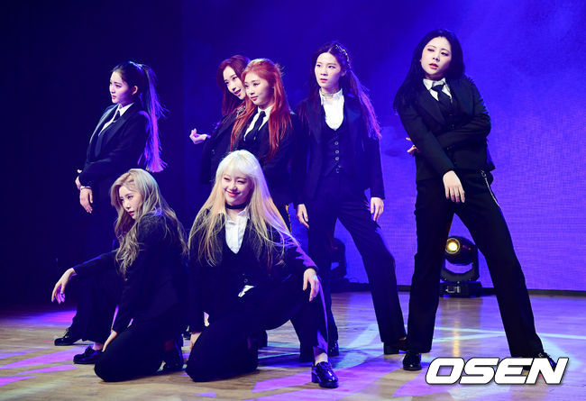 시그니처가 커버곡 무대를 선보이고 있다. /jpnews@osen.co.kr