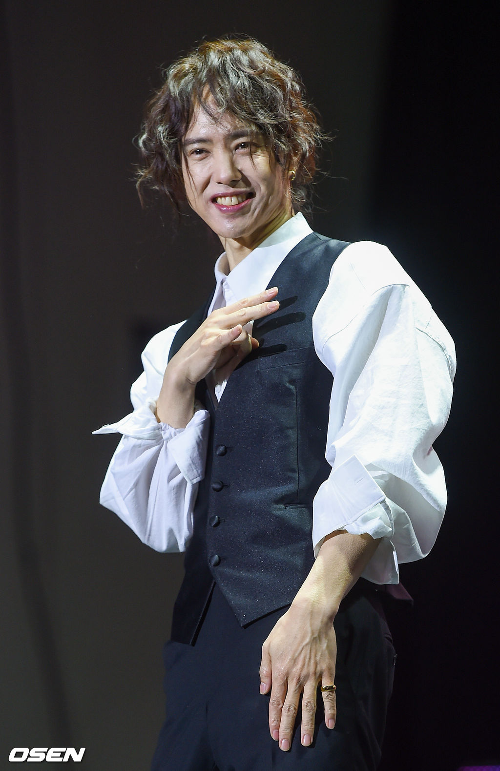 양준일이 포즈를 취하고 있다. /soul1014@osen.co.kr