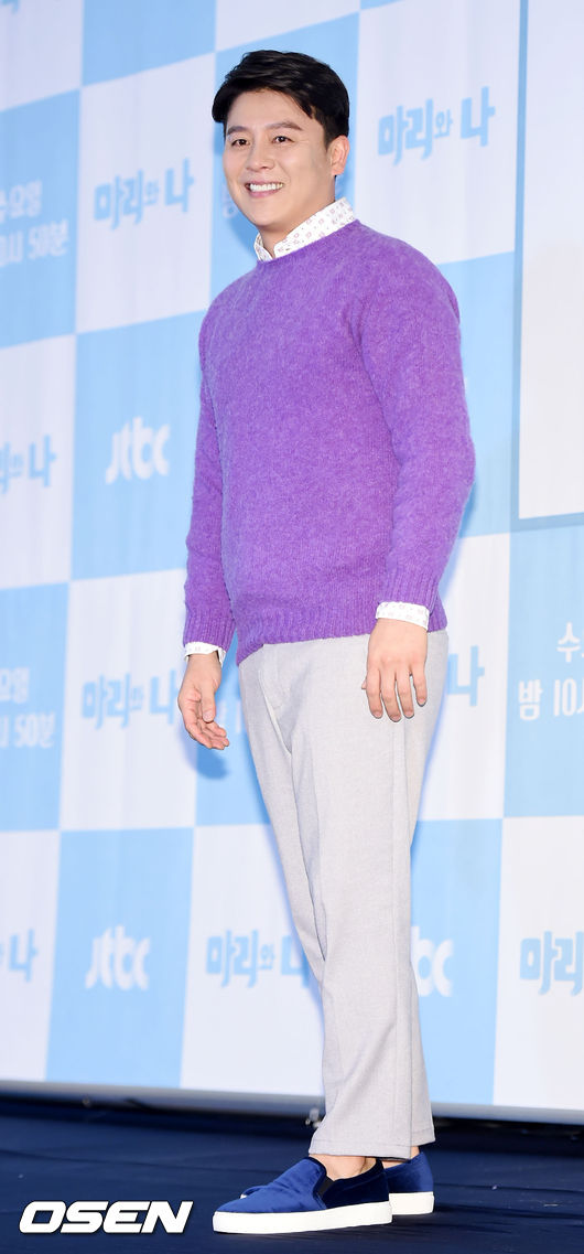 15일 오후 서울 마포구 상암동 스탠포드 호텔 서울 그랜드볼룸에서 열린 JTBC 새 예능 프로그램 ‘마리와 나’ 제작보고회, 이재훈이 포토타임을 갖고 있다.<br /><br />오는 16일 첫 방송되는 JTBC 반려동물 하드케어 버라이어티 ‘마리와 나’에서는 출연진인 강호동, 서인국, 심형탁, 이재훈, 은지원, 김민재, 그룹 아이콘의 김진환, B.I가 시청자들의 반려 동물을 맡아서 돌봐줄 자격이 있는지 전문가들에게 평가를 받는다.<br /><br />반려동물 하드케어 버라이어티 ‘마리와 나’는 반려동물 인구 천만 시대를 맞아 동물과 교감하며 사는 사람들의 모습을 유쾌한 에피소드로 풀어본다. 매주 수요일 오후 10시 50분 방송. / rumi@osen.co.kr<br />