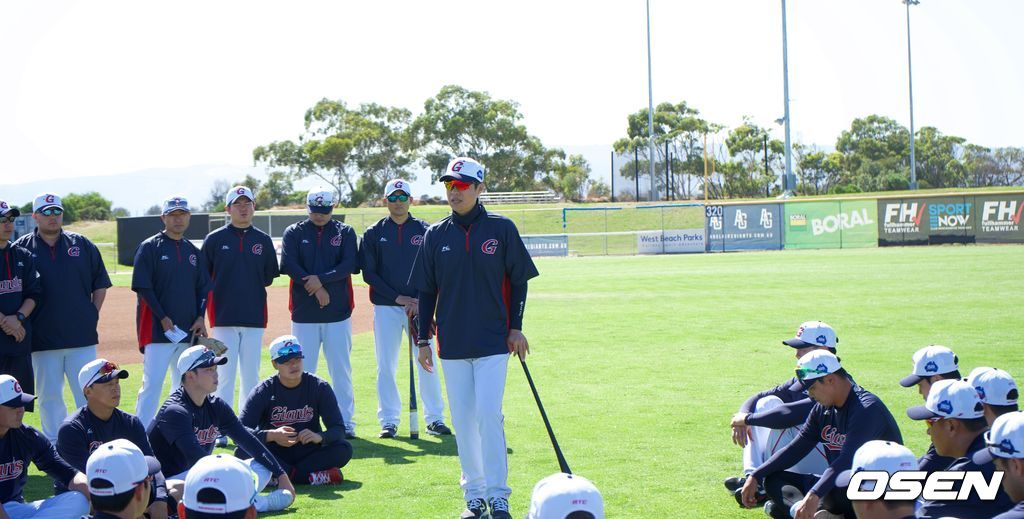롯데 허문회 감독이 훈련 전 미팅에서 자신의 철학과 방향성을 얘기하고 있다. /jhrae@osen.co.kr 