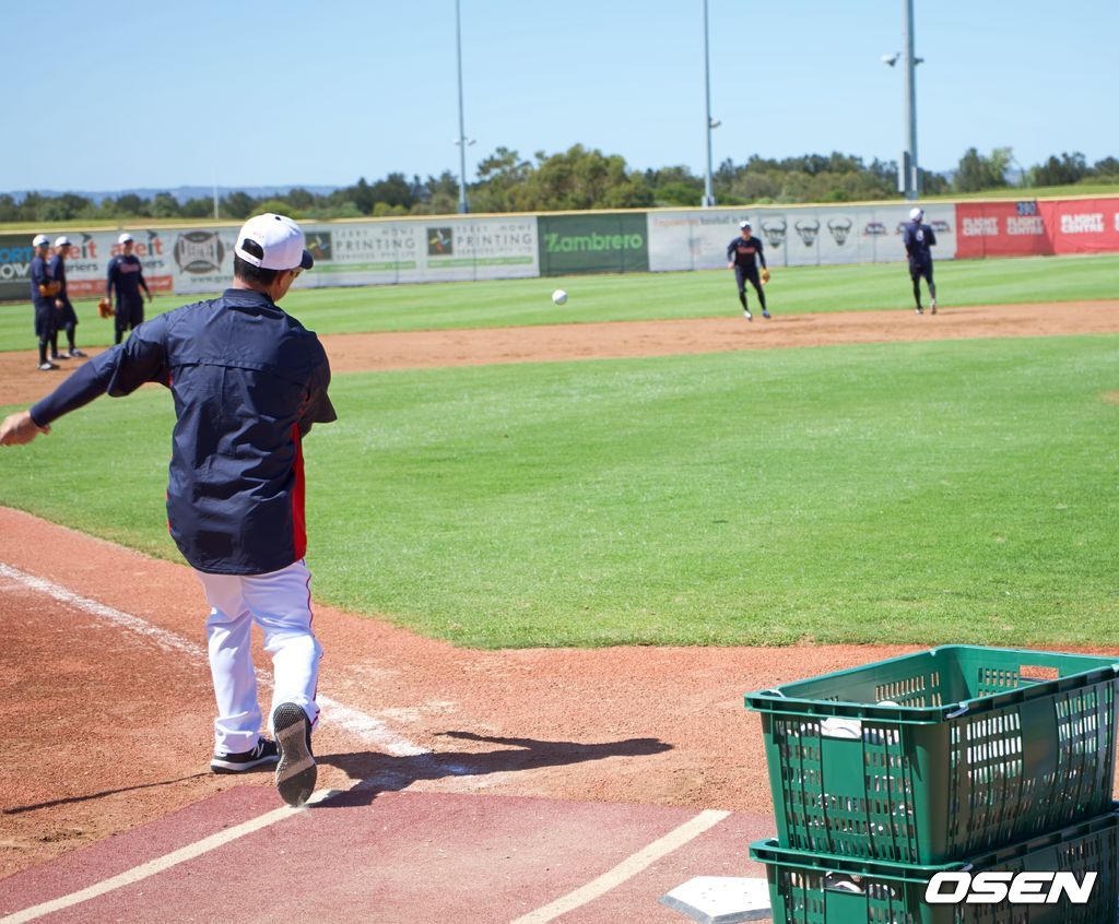 롯데는 5일 스프링캠프가 열리는 호주 애들레이드 웨스트 비치 파크에서 수비 훈련을 진행했다. /jhrae@osen.co.kr