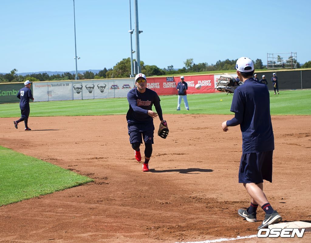 1루 수비 훈련 중인 롯데 전준우 /jhrae@osen.co.kr