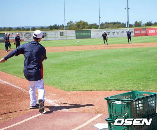 롯데는 5일 스프링캠프가 열리는 호주 애들레이드 웨스트 비치 파크에서 수비 훈련을 진행했다. /jhrae@osen.co.kr