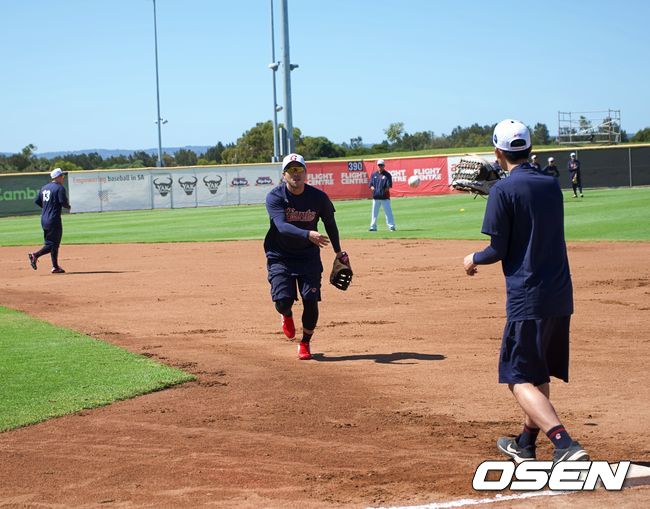 1루 수비 훈련 중인 롯데 전준우 /jhrae@osen.co.kr