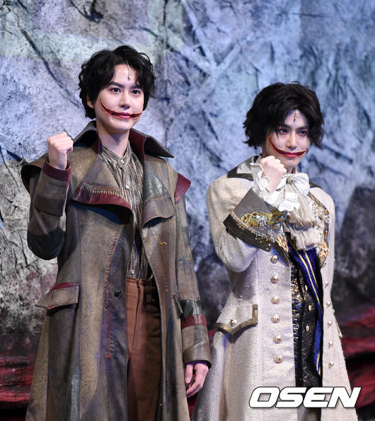 14일 오후 서울 서초구 예술의전당에서 뮤지컬 '웃는 남자' 프레스콜이 열렸다.규현과 수호가 포토타임을 갖고 있다. /sunday@osen.co.kr