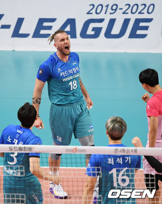 1세트 우리카드 펠리페가 서브에이스에 성공한 후 포효하고 있다. /rumi@osen.co.kr