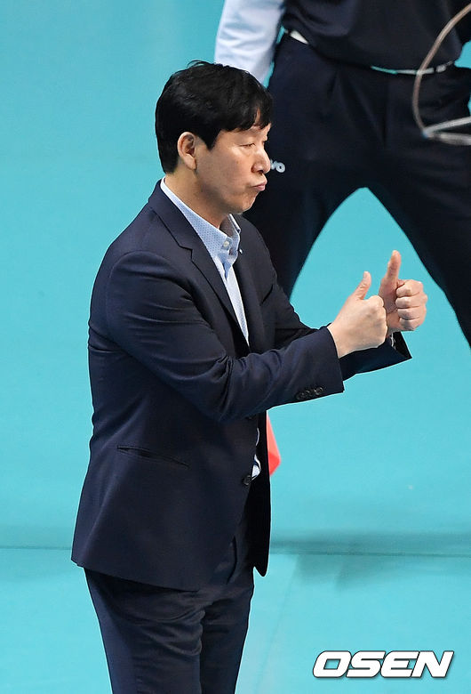 1세트 우리카드 신영철 감독이 엄지손가락을 치켜들고 있다. /rumi@osen.co.kr