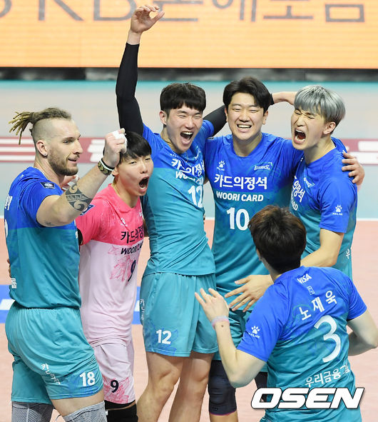 경기를 마치고 우리카드 선수들이 승리의 기쁨을 나누고 있다. /rumi@osen.co.kr