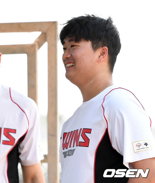 LG 트윈스의 2020 스프링캠프가 2일(한국시간) 호주 시드니 블랙타운 인터내셔널 스포츠파크에서 진행됐다. LG 고우석이 동료들과 이야기를 나누며 미소짓고 있다. /sunday@osen.co.kr