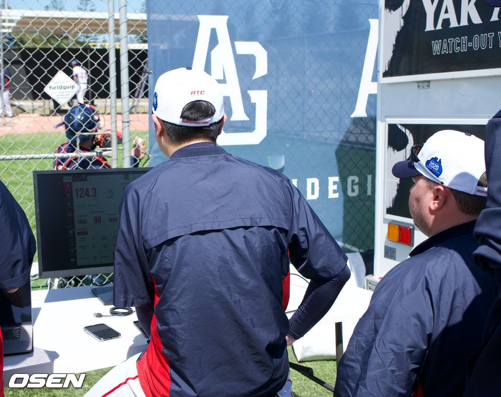 랩소도 데이터 분석하는 윤윤덕 코치, 조쉬 헤르젠버그 코디네이터 /jhrae@osen.co.kr