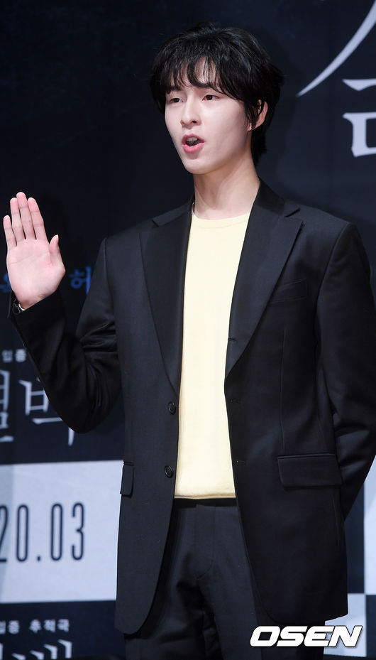 6일 오전 서울 강남구 신사동 CGV 압구정에서 영화 ‘결백’ 제작보고회가 열렸다.  제작보고회에서 홍경이 입장하며 포즈를 취하고 있다./ rumi@osen.co.kr