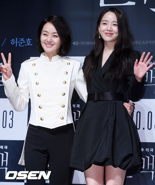 6일 오전 서울 강남구 신사동 CGV 압구정에서 영화 ‘결백’ 제작보고회가 열렸다.  제작보고회에서 배종옥, 신혜선이 무대 위에서 포토타임을 갖고 있다./ rumi@osen.co.kr